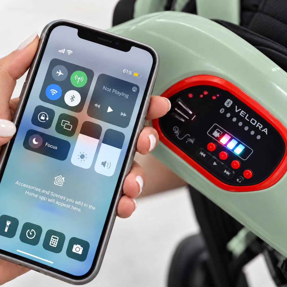 Bluetooth-Musikkonsole mit separaten Musiktasten am VELORA Kinderwagen Pastorale